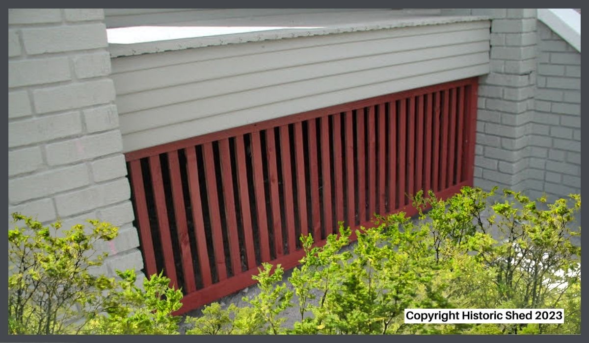 Vertical wood bungalow foundation lattice with brick piers